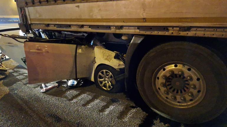 Otomobil, TIRın altına girdi: 1 ölü