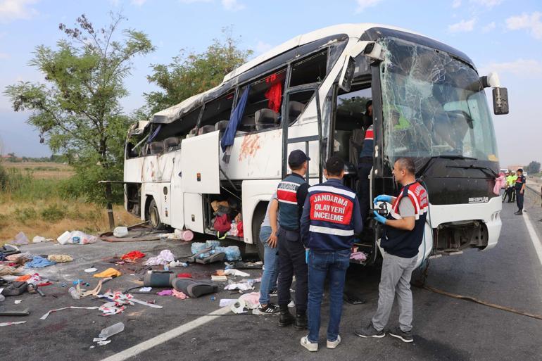 Kamyon, düğüne gidenleri taşıyan otobüse çarptı: 6 ölü, 43 yaralı