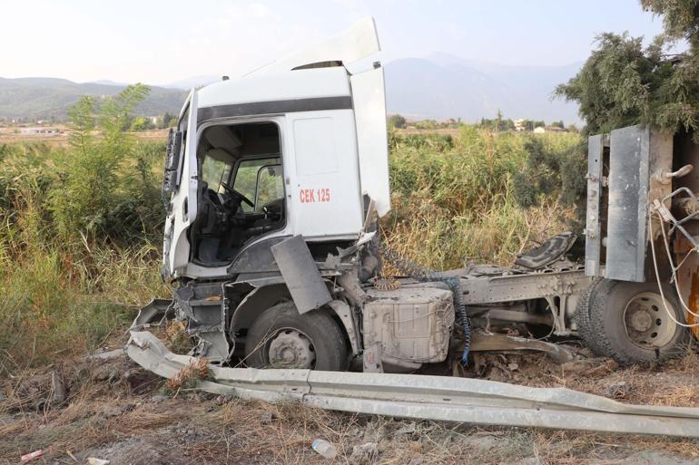 Kamyon, düğüne gidenleri taşıyan otobüse çarptı: 6 ölü, 43 yaralı