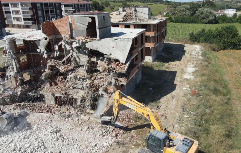 27 daireli inşaat için uygunluk raporu verilen beton kullanılamaz çıktı; binalar yıkıldı
