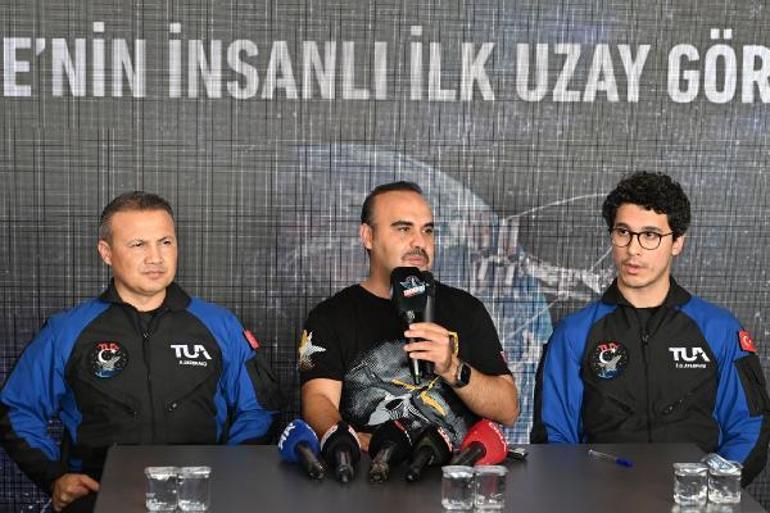 Türkiyenin ilk uzay yolcuları, TEKNOFEST ziyaretçileri ile buluştu