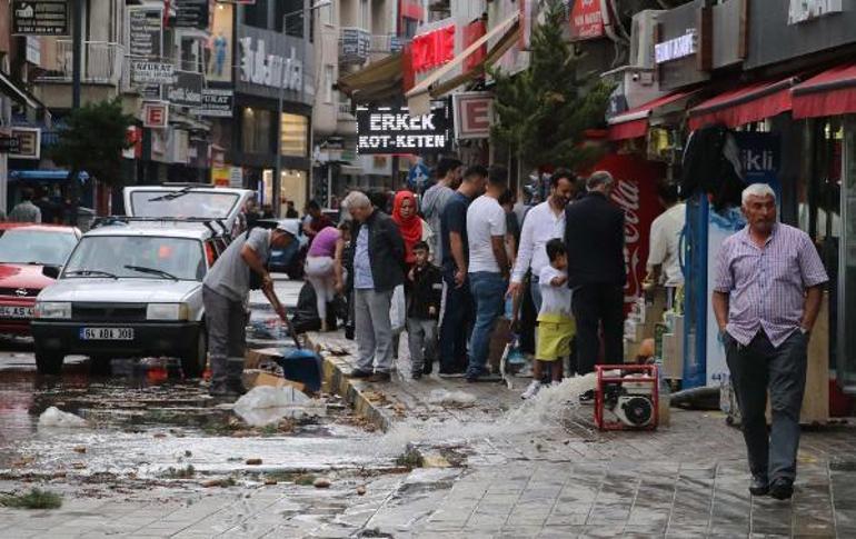 Uşakta sağanak; cadde ve sokaklar suyla doldu; ev ve iş yerlerini su bastı