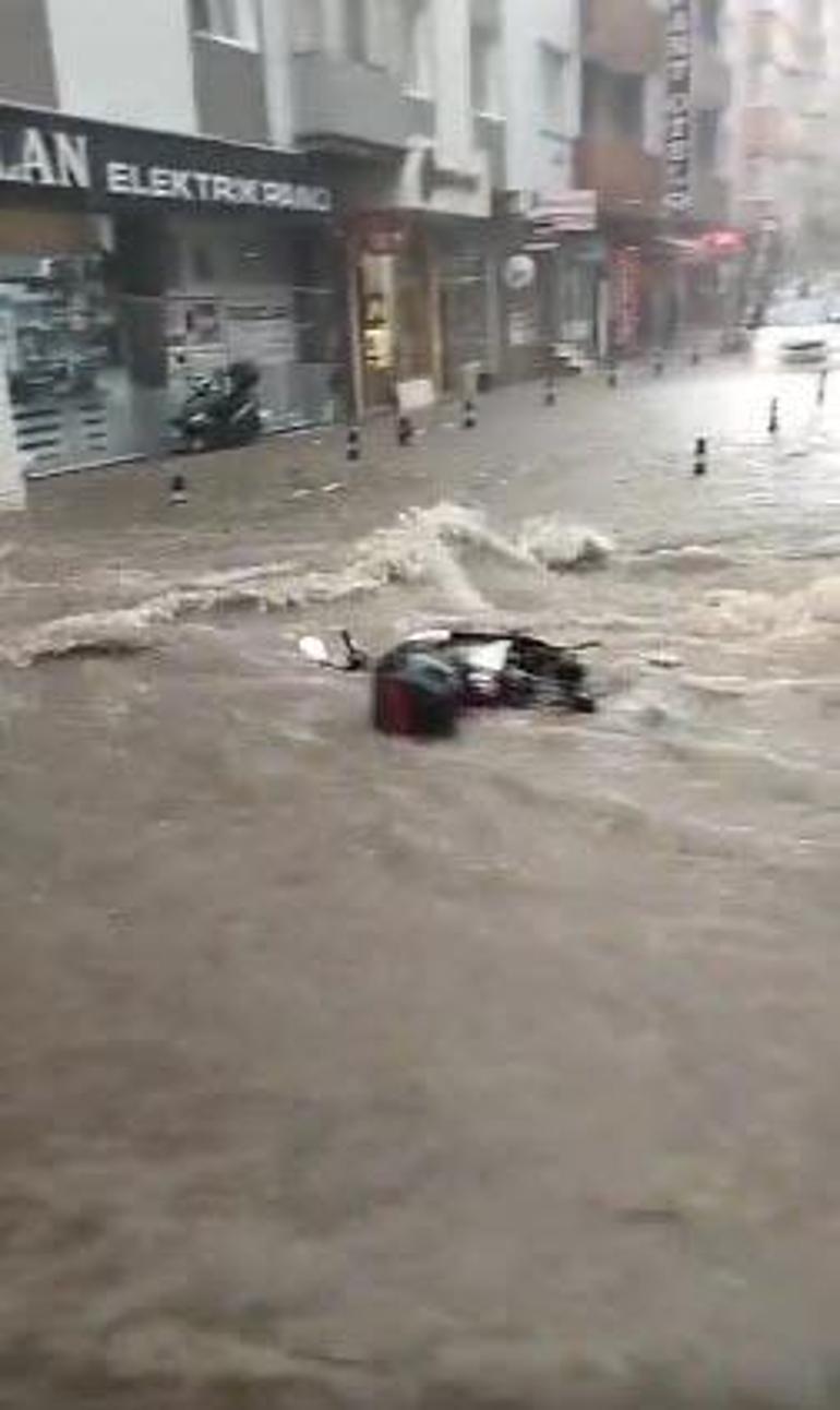 Uşakta sağanak; cadde ve sokaklar suyla doldu; ev ve iş yerlerini su bastı