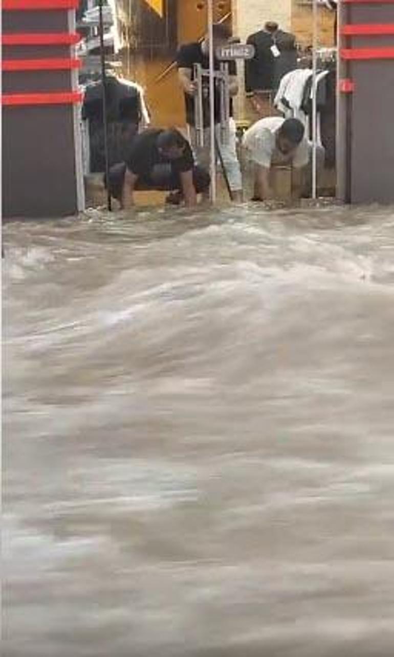 Uşakta sağanak; cadde ve sokaklar suyla doldu; ev ve iş yerlerini su bastı