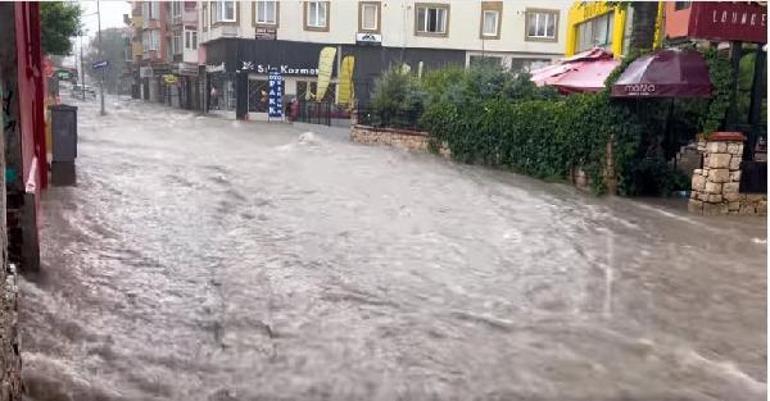Uşakta sağanak; cadde ve sokaklar suyla doldu; ev ve iş yerlerini su bastı