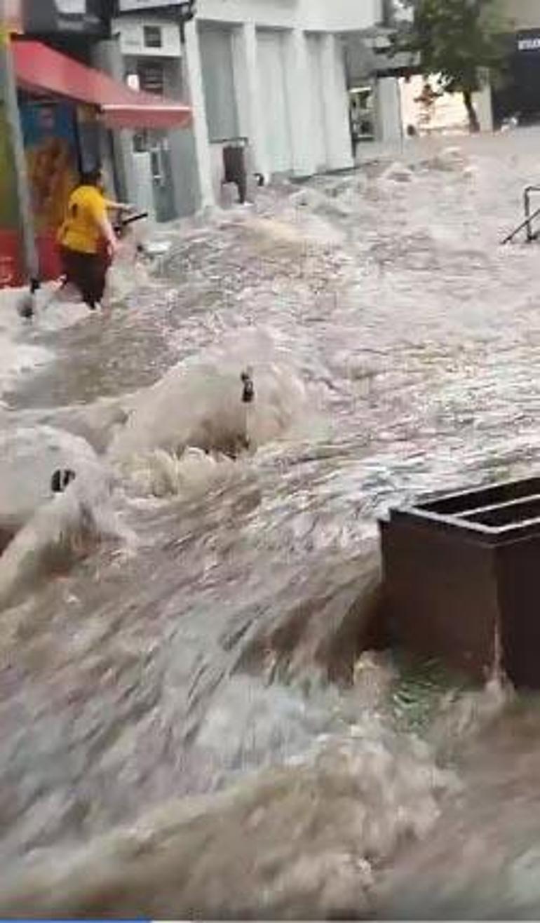 Uşakta sağanak; cadde ve sokaklar suyla doldu; ev ve iş yerlerini su bastı