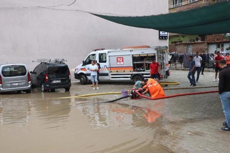 Uşakta sağanak; cadde ve sokaklar suyla doldu; ev ve iş yerlerini su bastı