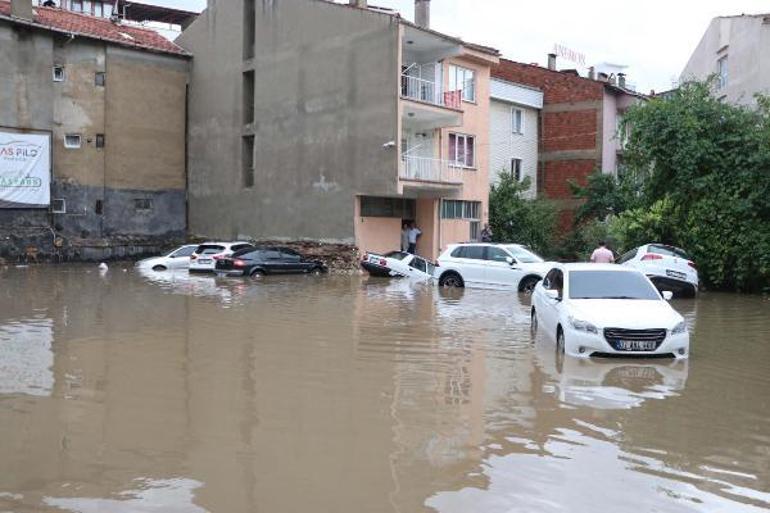 Uşakta sağanak; cadde ve sokaklar suyla doldu; ev ve iş yerlerini su bastı