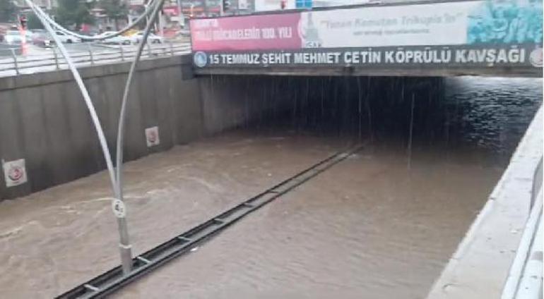 Uşakta sağanak; cadde ve sokaklar suyla doldu; ev ve iş yerlerini su bastı