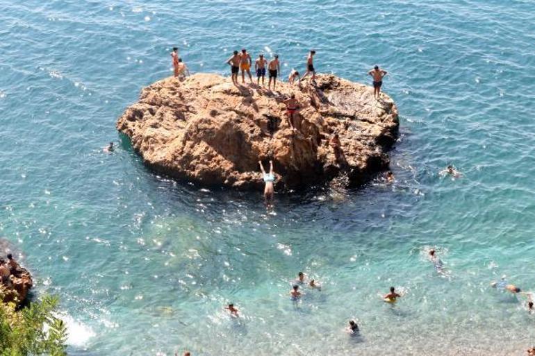 Sıcaktan bunalanlar Konyaaltı Sahilini doldurdu