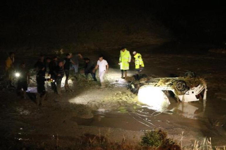 Nevşehirde otomobille sel suların kapılan çift hayatını kaybetti