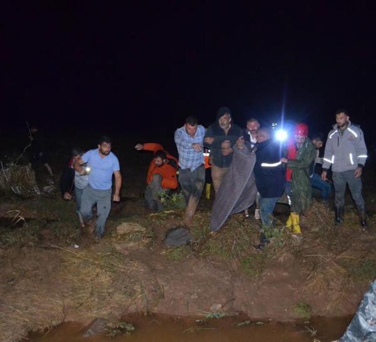 Aksarayda sel nedeniyle yol yarıldı; sulara kapılan araçta mahsur kaldılar: 1 ölü, 1 kayıp