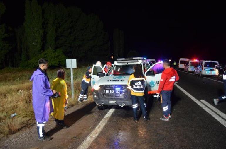 Aksarayda sel nedeniyle yol yarıldı; sulara kapılan araçta mahsur kaldılar: 1 ölü, 1 kayıp