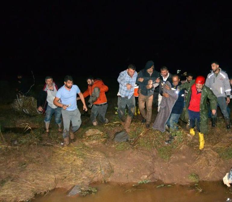 Aksarayda sel nedeniyle yol yarıldı; sulara kapılan araçta mahsur kaldılar: 1 ölü, 1 kayıp