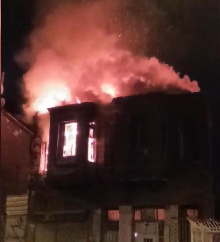 Beyoğlunda 2 katlı metruk bina alev alev yandı
