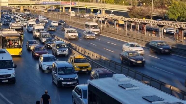 Okullarda uyum haftası başladı, İstanbulda trafik yoğunluğu oluştu