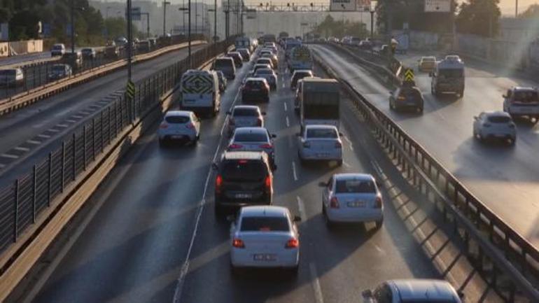 Okullarda uyum haftası başladı, İstanbulda trafik yoğunluğu oluştu