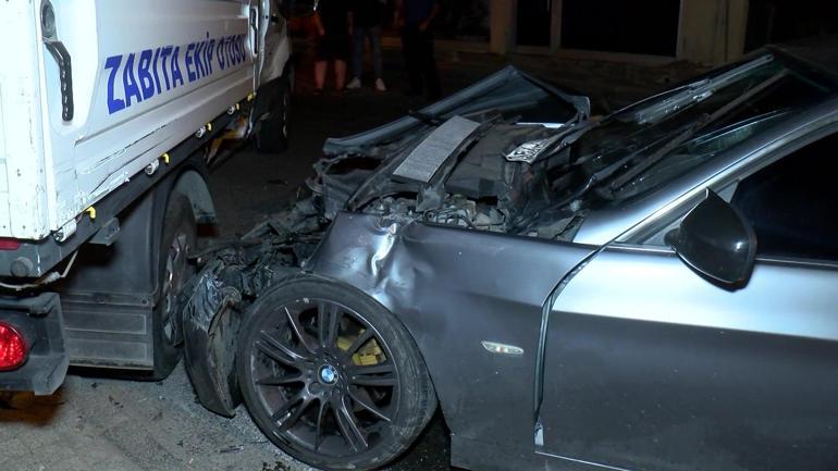 Ümraniye’de otomobil zabıta aracına çarptı: 2 yaralı