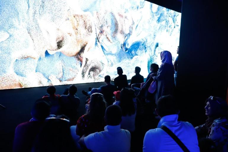 TEKNOFESTte Refik Anadolun Makine Hatıraları: Uzay sergisine yoğun ilgi