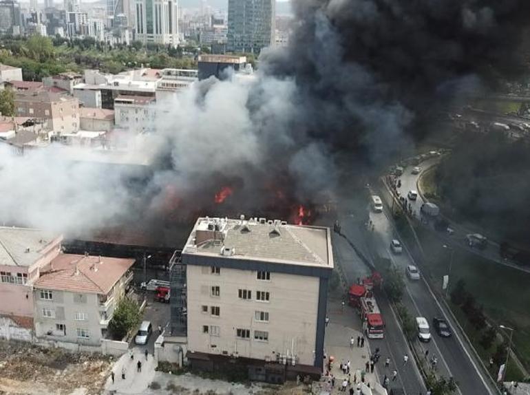 Ataşehirde korkutan yangın: Alevler 4 binaya sıçradı