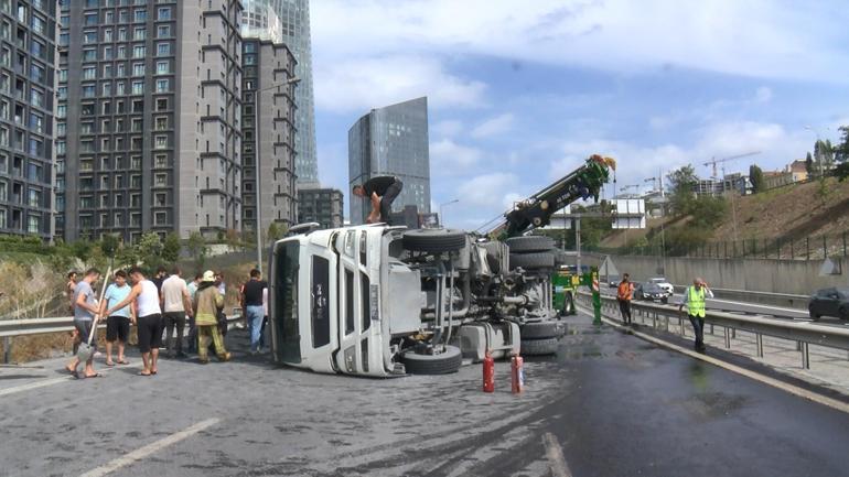 Kağıthanede hafriyat kamyonu devrildi