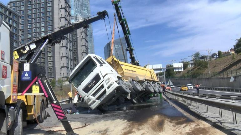 Kağıthanede hafriyat kamyonu devrildi