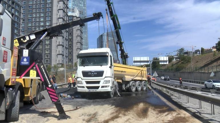 Kağıthanede hafriyat kamyonu devrildi