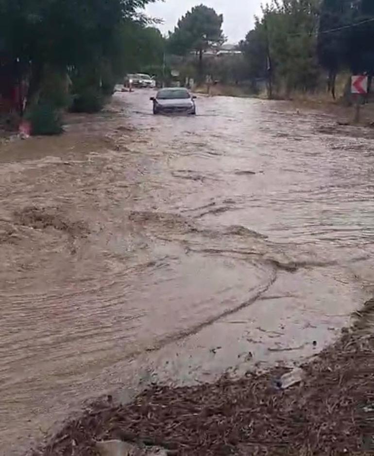 Çanakkalede kuvvetli yağış; dere taştı, yol kapandı