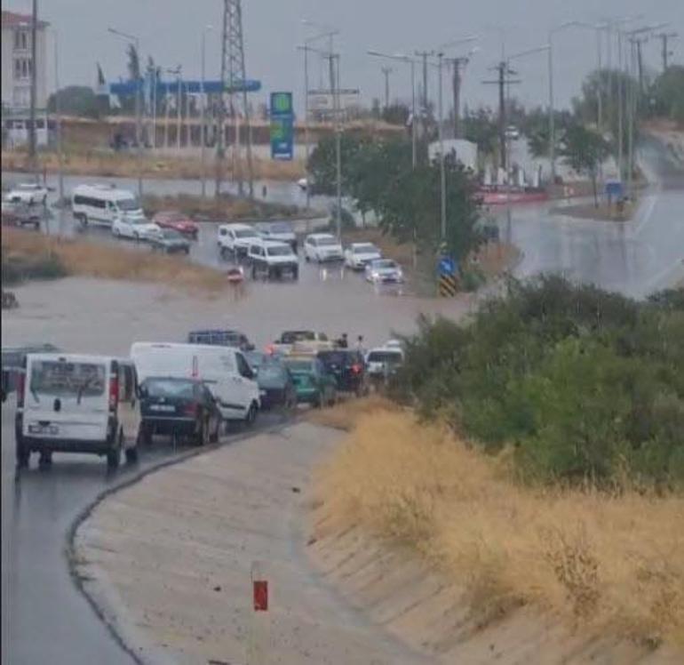 Çanakkalede kuvvetli yağış; dere taştı, yol kapandı