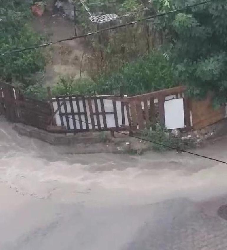 Arnavutköyde etkili olan sağanak yağışın ardından pazar yerini su bastı