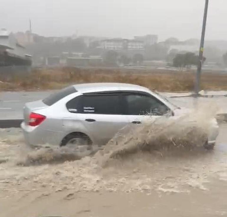 Arnavutköyde etkili olan sağanak yağışın ardından pazar yerini su bastı