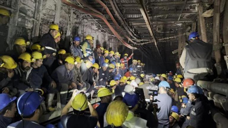 Eskişehirde kömür madeni işçileri, açlık grevini bırakıp oturma eylemine geçti