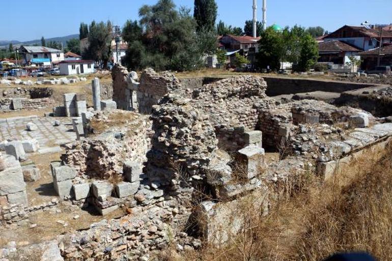 Sebastapolis Antik Kenti kazılarında 2 bin yıllık Roma yolu bulundu