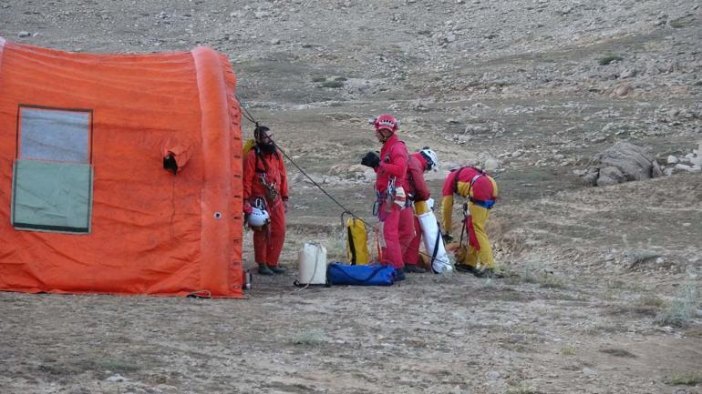 Mağarada rahatsızlanan ABDli araştırmacıya 1040 metre derinlikte müdahale