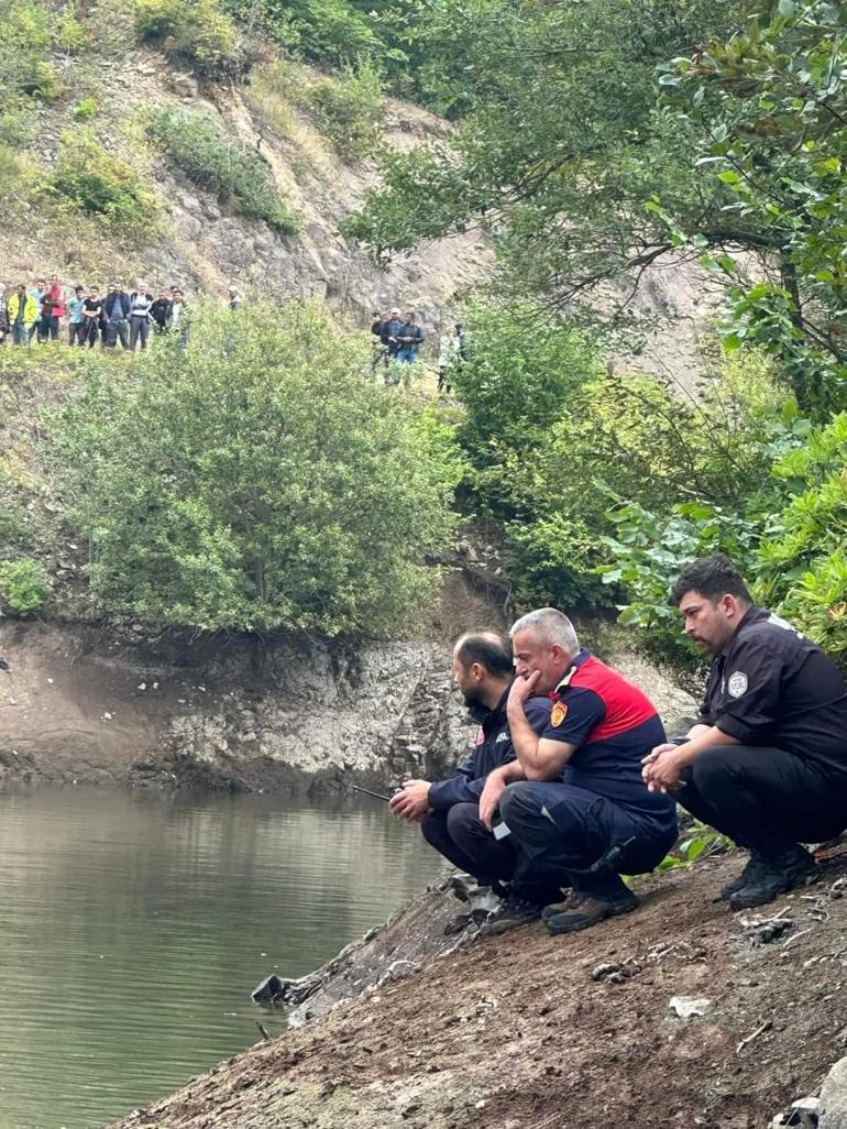 Dalgıçlar, kayıp Emirhan için gölette arama yapıyor