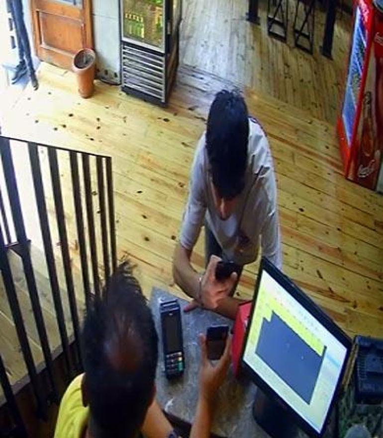 Gittiği kafede arama bahanesi ile iş yeri sahibinin telefonunu alıp, hesabına 40 bin TL gönderdi