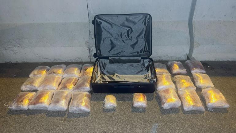 Yolcu otobüsünde Aşil ile aramada 20 kilogram esrar ele geçirildi