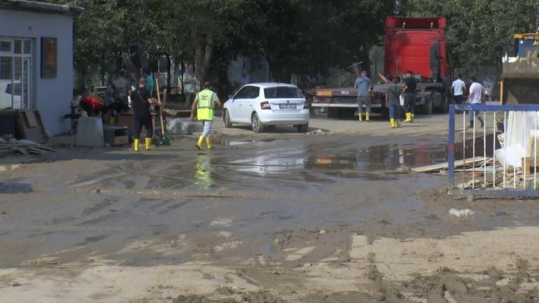 Küçükçekmecede selin ardından temizlik çalışmaları sürüyor