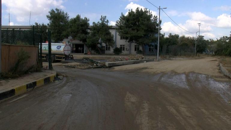 Küçükçekmecede selin ardından temizlik çalışmaları sürüyor