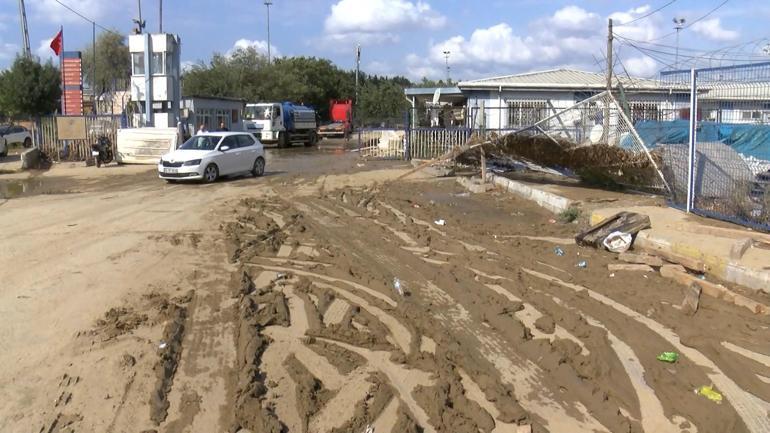 Küçükçekmecede selin ardından temizlik çalışmaları sürüyor