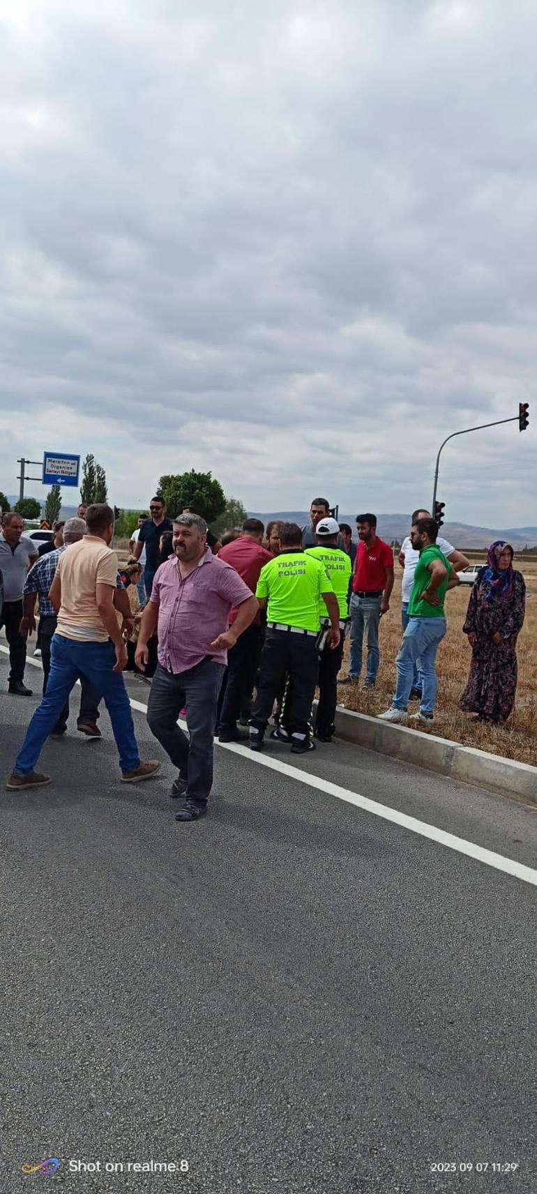 Otomobille hafif ticari araç çarpıştı; 1 çocuk öldü, 8 kişi yaralandı