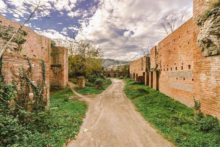 Bartında 1800 yıllık su perisi heykeli bulundu