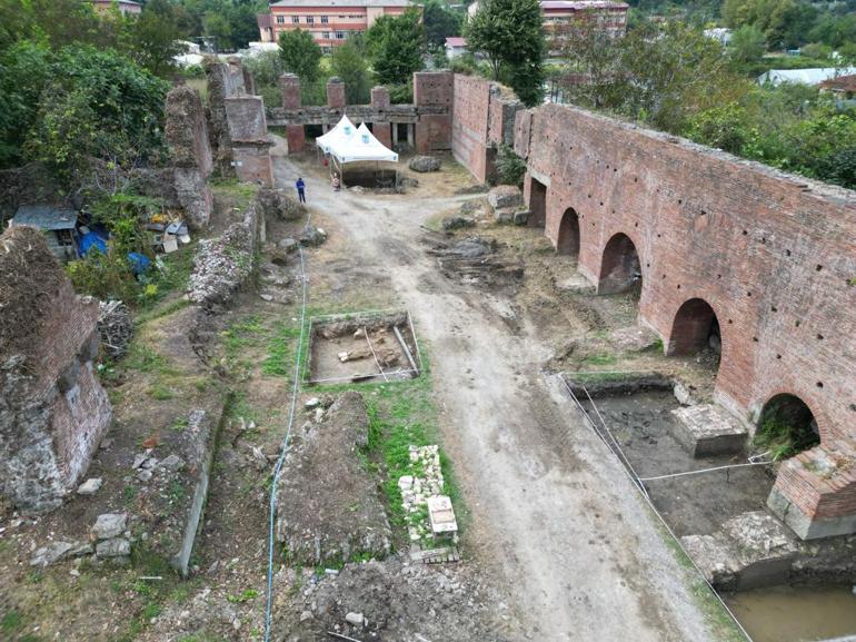 Bartında 1800 yıllık su perisi heykeli bulundu