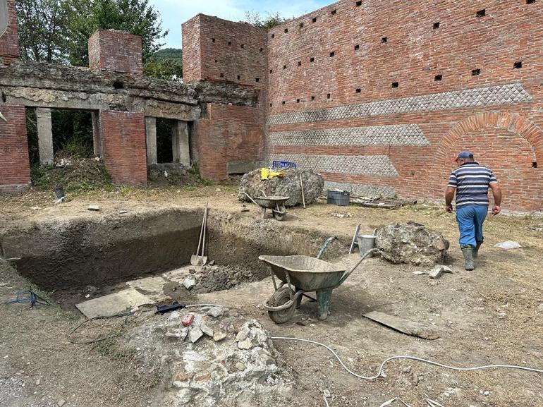 Bartında 1800 yıllık su perisi heykeli bulundu