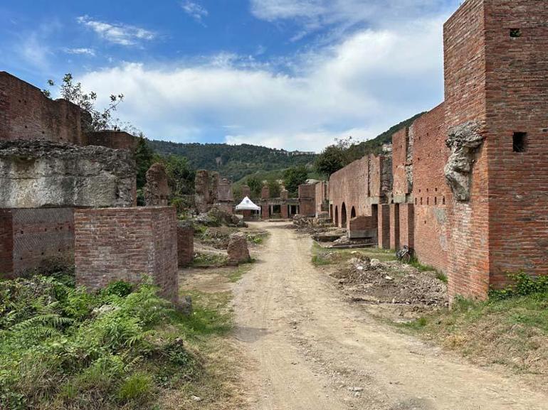 Bartında 1800 yıllık su perisi heykeli bulundu