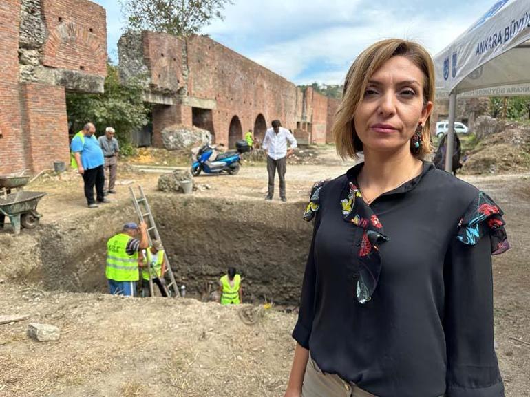 Bartında 1800 yıllık su perisi heykeli bulundu