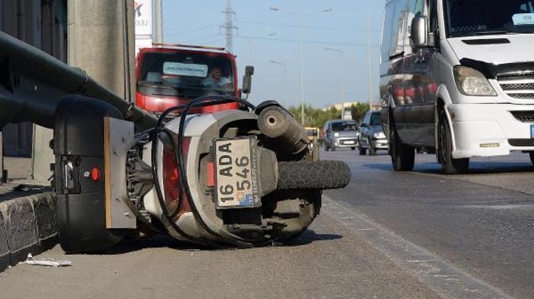 Devrilen motosikletten fırlayan sürücü bariyerlere çarparak öldü