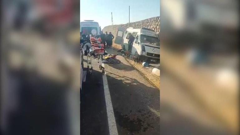Şanlıurfada tarım işçilerini taşıyan minibüs duvara çarptı: 3 ölü, 17 yaralı