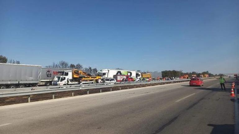 Anız ateşinden duman kaplayan TEMde zincirleme kaza: 2 ölü, 36 yaralı