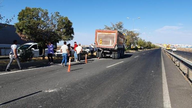 Diyarbakırda kamyon, çekici ve yolcu otobüsünün karıştığı kaza: 6 yaralı